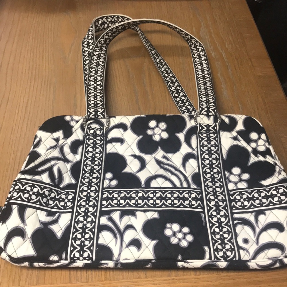 Zipped satchel